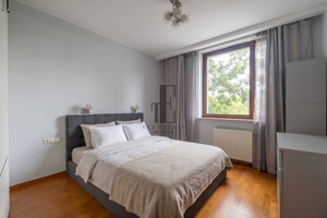 Nowoczesny apartament z garderobą w sercu Warszawy