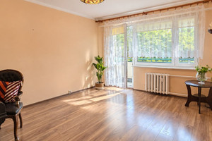 3 pokoje 48,7 m² 1 piętro niski blok loggia piwnica Na Skarpie