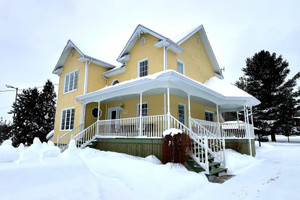 Dom na sprzedaż 177m2 7069 Rue du Centre, Lac-Kénogami, QC G7X0H9, CA - zdjęcie 1