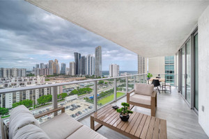 Dom na sprzedaż 175m2 300 Sunny Isles Blvd - zdjęcie 1