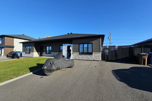 Dom na sprzedaż 99m2 1289 Rue du Ciné-Parc, Chicoutimi, QC G7K0B5, CA - zdjęcie 1